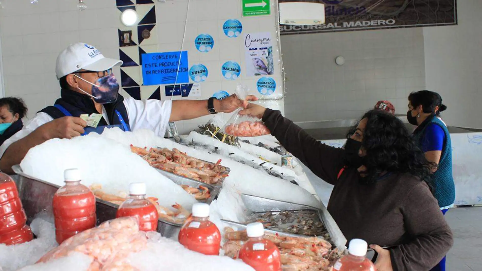 A pesar de la eliminación en las restricciones sanitarias y de movilidad en Puebla, comerciantes de pescados y mariscos aún no alcanzan las ventas registradas en 2019